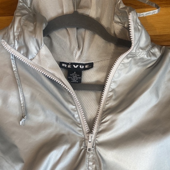 Révue Women’s Silver Poncho With Hood Size 4 - Picture 3 of 7